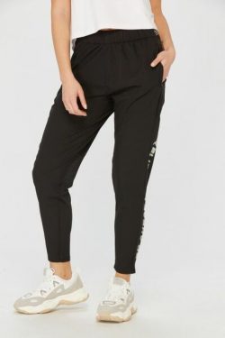 pantalon-tecnico-woman-concept